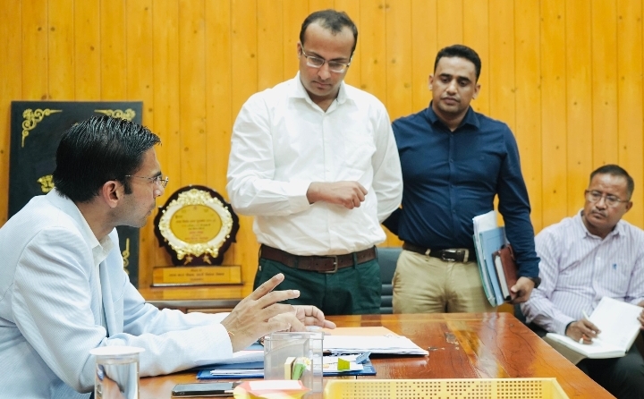  अधिकारियों सख्त हिदायत कार्यों के प्रति लापरवाही पर सम्बन्धितों की होगी जिम्मेदारी तय : डीएम