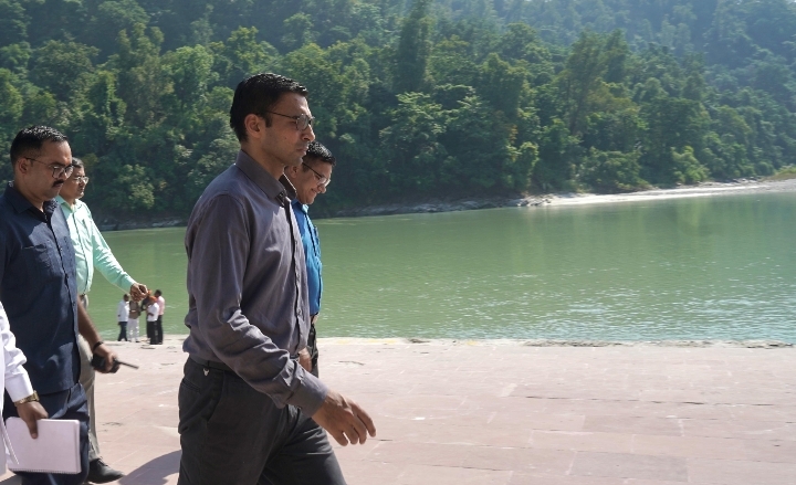  जिलाधिकारी सविन बंसल ने आज त्रिवेणी घाट का समिति के सदस्यों के साथ संयुक्त निरीक्षण किया