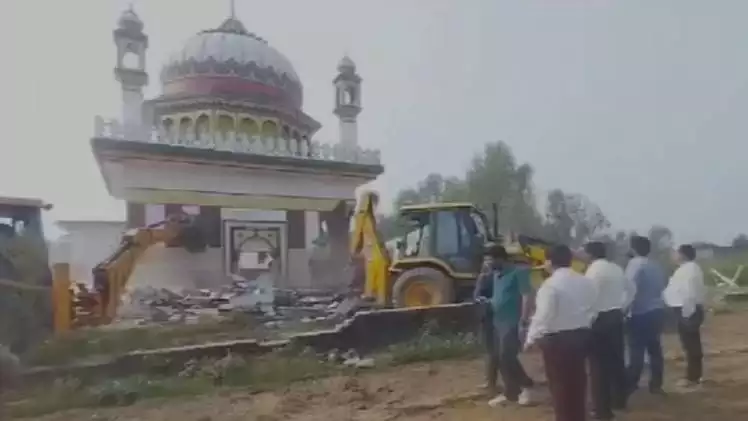  हरिद्वार में सरकारी जमीन पर बनी अवैध मजार पर चला बुलडोजर