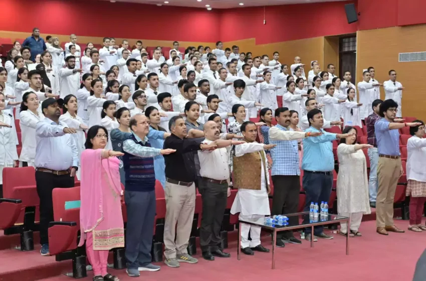  मंत्री के हाथों सफेद कोट पहनने पर उत्साहित दिखे एमबीबीएस के नये छात्र-छात्राएं