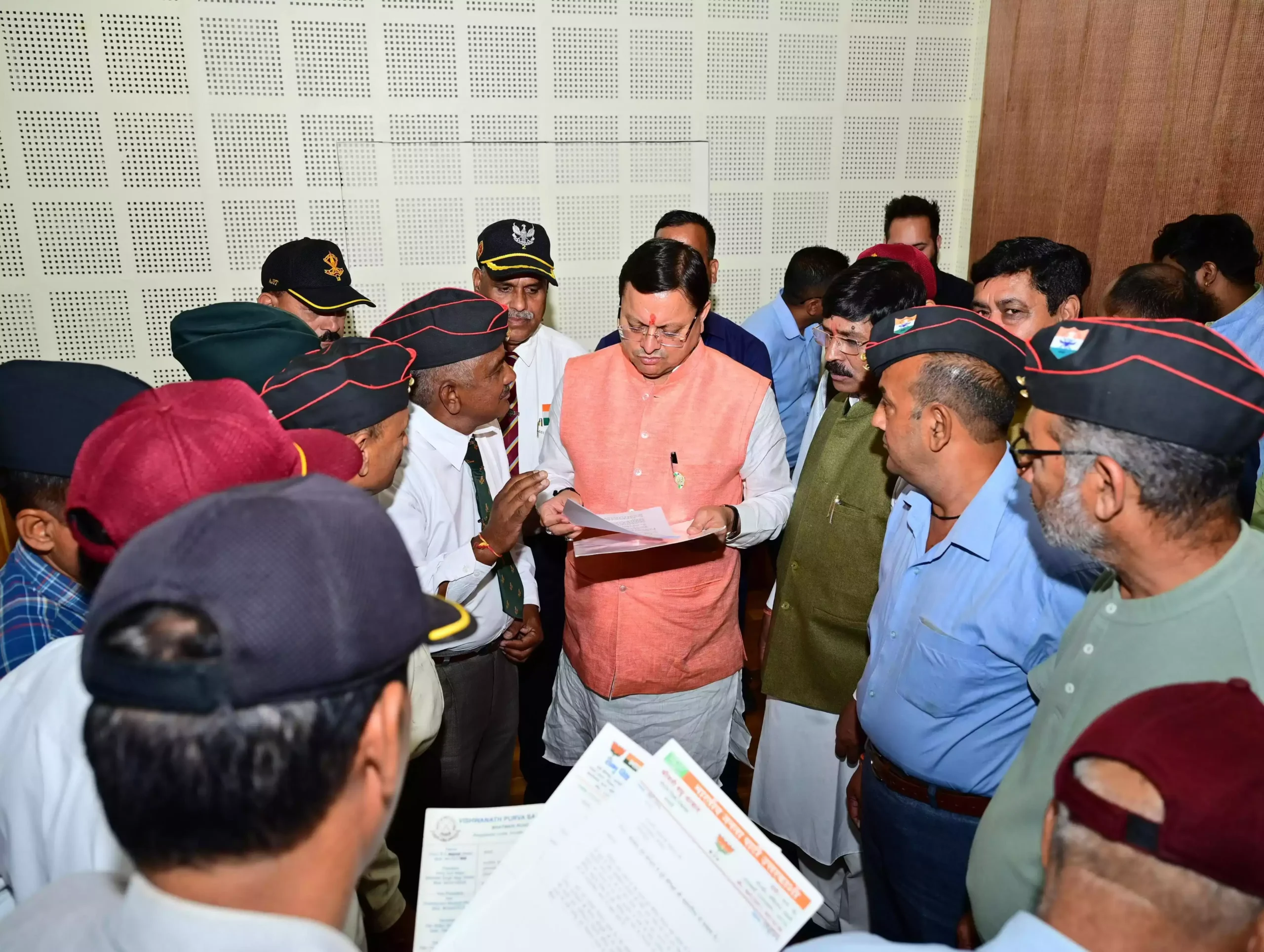  मुख्यमंत्री ने जनता मिलन कार्यक्रम में सुनी लोगों की समस्याएं