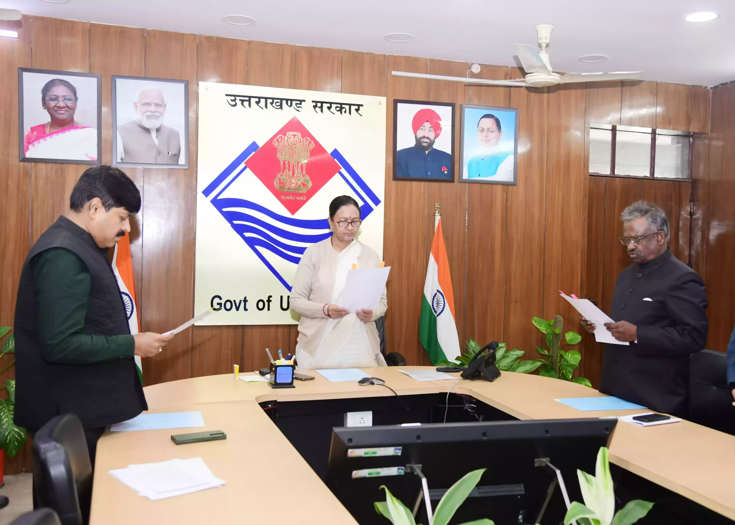  उत्तराखंड विद्युत नियामक के अध्यक्ष मदन लाल प्रसाद काे मुख्य सचिव ने दिलाई शपथ