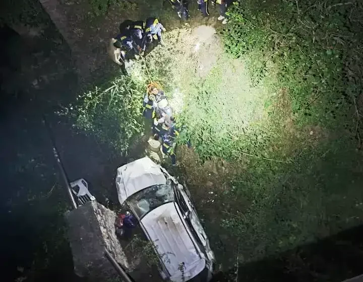  रुद्रप्रयाग जाते समय खाई में गिरी कार, एसडीआरएफ ने पति-पत्नी की बचाई जान