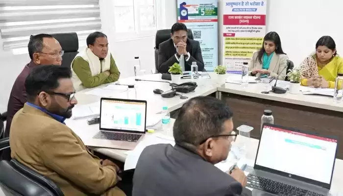  शत-प्रतिशत आयुष्मान कार्ड बनाने को कार्य योजना तैयार करें सीएमओ : डॉ धन सिंह रावत