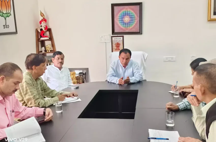  उच्च शिक्षा मंत्री ने आवास पर की विभागीय वरिष्ठ अधिकारियाें के साथ समीक्षा