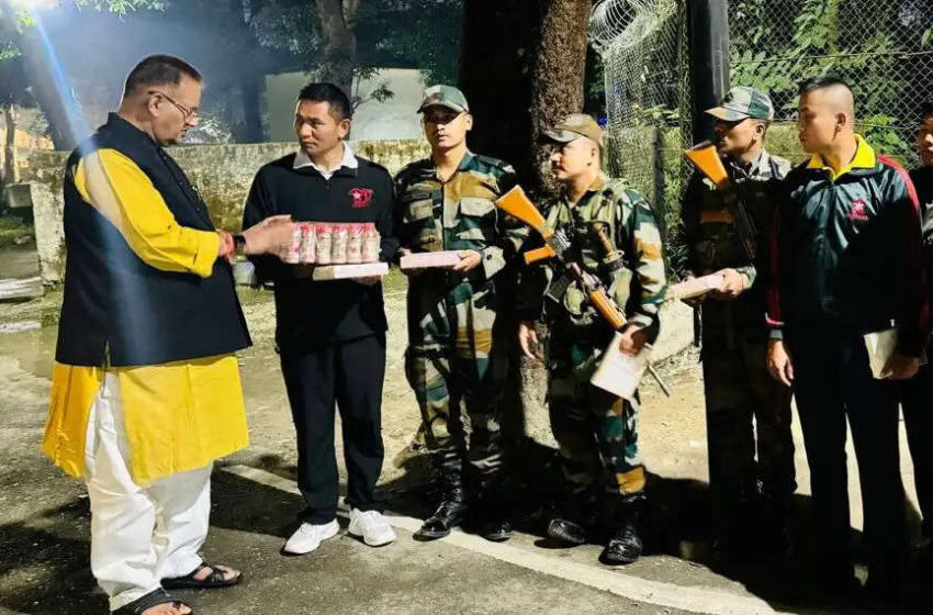  सैनिक कल्याण मंत्री गणेश जोशी ने जवानों के साथ मनाई दीपावली