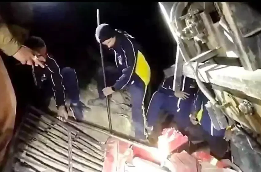  खाई में ट्रक गिरने से एक की मौत