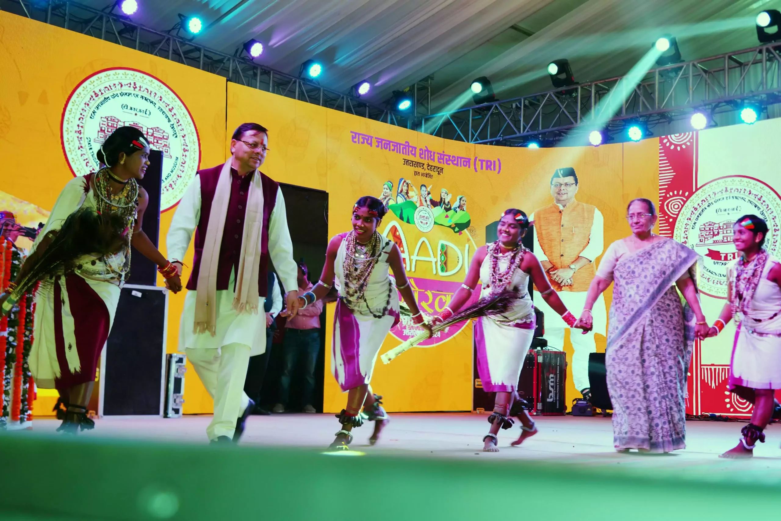  मुख्यमंत्री ने जनजातीय समाज की ओर से लगाए गए विभिन्न स्टालों का किया अवलोकन