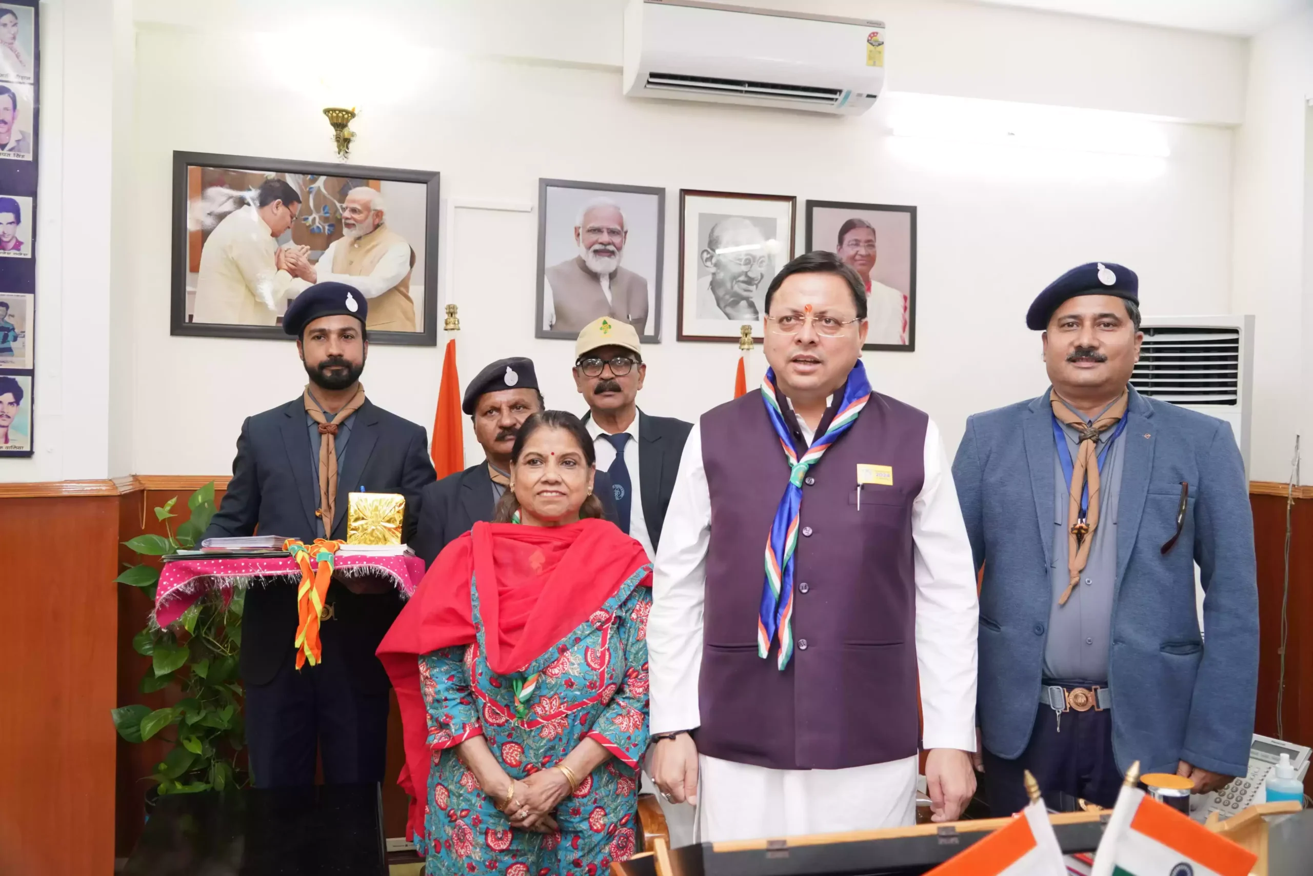  मुख्यमंत्री को फ्लैग स्टिकर लगाकर किया अलंकृत