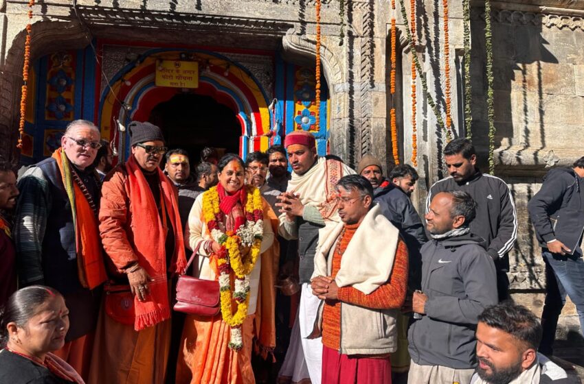  केदारनाथ विधानसभा सीट पर भाजपा प्रत्याशी आशा नौटियाल ने केदारनाथ धाम पहुंचकर भोलेनाथ के दर्शन कर पूजा अर्चना की