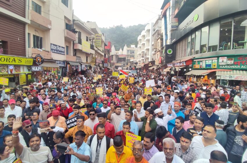  उत्तराखण्ड में स्थायी मूल निवास-1950 और सशक्त भू कानून लागू करने की मांग को लेकर हरिद्वार की सड़कों पर आज रविवार को प्रदर्शनकारियों का जनसैलाब उमड़ आया