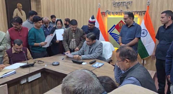  जिलाधिकारी सविन बंसल की अध्यक्षता में आज ऋषिपर्णा सभागार कलेक्टेªट में जनता दर्शन/जनसुनवाई कार्यक्रम का आयोजन किया