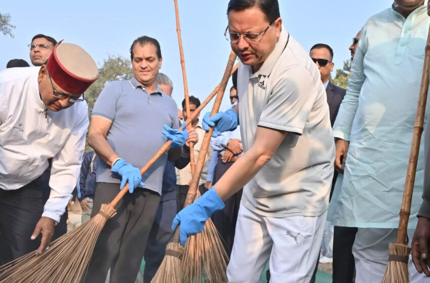  मुख्यमंत्री ने झाड़ू लगाकर स्वच्छता का दिया संदेश