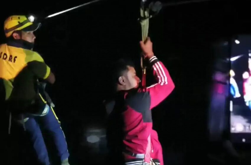  मंदाकिनी नदी पार करते समय बीच धार में फंसा युवक, एसडीआरएफ ने बचाई जान