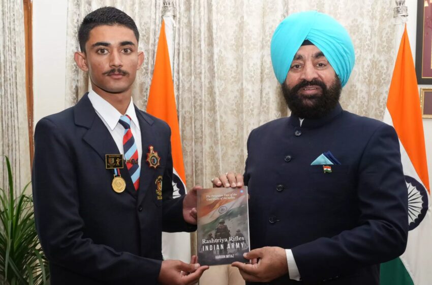  हारून इम्तियाज ने राज्यपाल को ‘राष्ट्रीय राइफल्स : इंडियन आर्मी’ पुस्तक की भेंट
