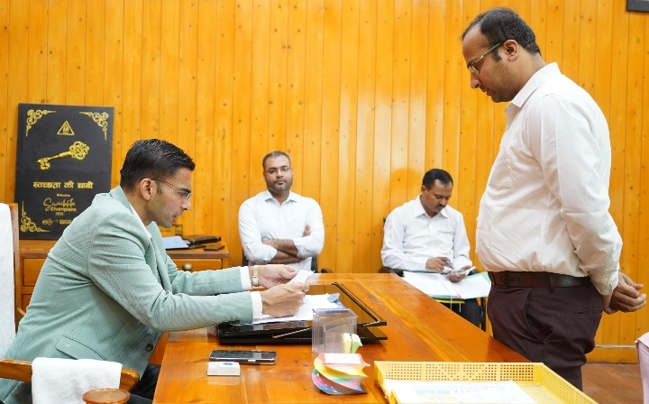  डीएम ने दिए कंपनियों टर्मिनेशन लैटर जारी करने के निर्देश