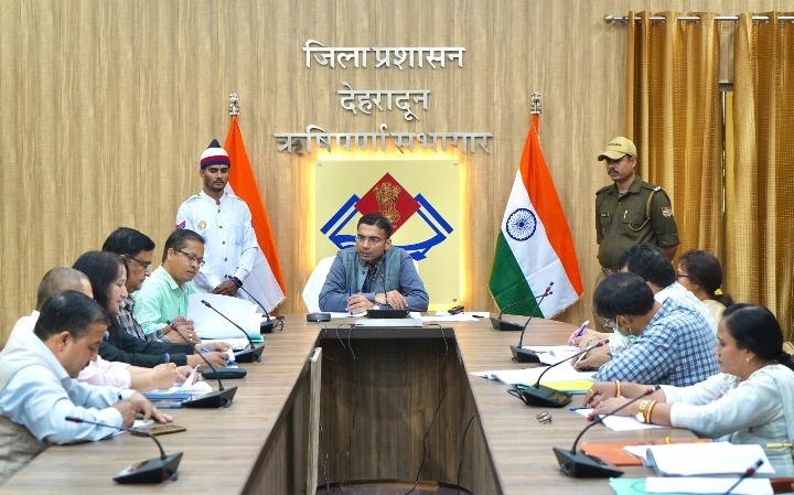  आपका मन तय नही करेगा कि आईसीयू चलेगा या नही, स्वछंद कार्यशैली मेरे जनपद में नही : डीएम