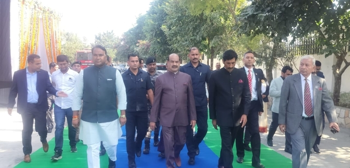  माननीय लोकसभा अध्यक्ष आदरणीय ओम बिरला जी के साथ महानगर के अध्यक्ष सिद्धार्थ उमेश अग्रवाल जी ने द टोस ब्रिज स्कूल के वार्षिक महोत्सव में प्रतिभा किया