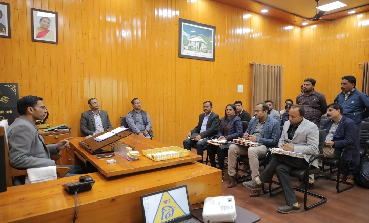  सफाई व्यवस्था को केवल बिजनेस न समझे कंपनियां, लोगों के स्वास्थ्य/ जीवन से जुड़ा है यह विषय : डीएम