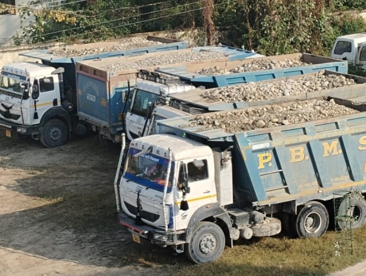  जिला प्रशासन ने अवैध खनन को लेकर विभिन्न क्षेत्रों में की छापेमारी