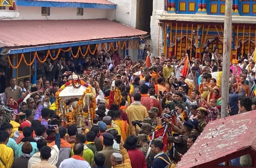  श्रीओंकारेश्वर मंदिर पहुंची केदारनाथ की उत्सव डाेली