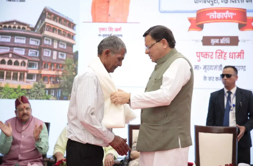  मुख्यमंत्री ने ‘उत्तराखंड निवास’ के निर्माण से जुड़े श्रमिकों को किया सम्मानित