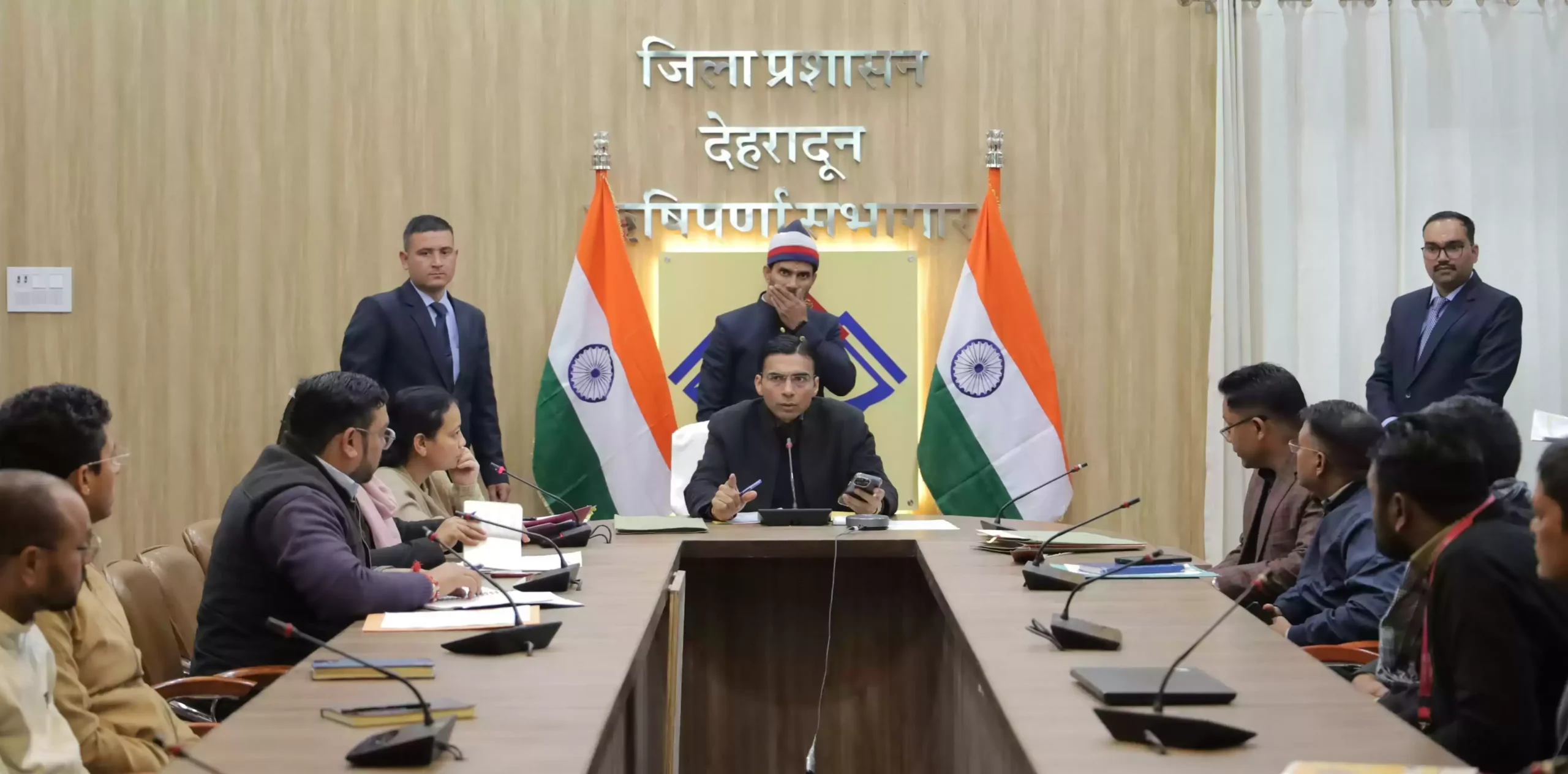  बिना अनुमति के लगे मोबाइल टावरों पर सीलिंग और एफआईआर की हाेगी कार्रवाई : जिलाधिकारी