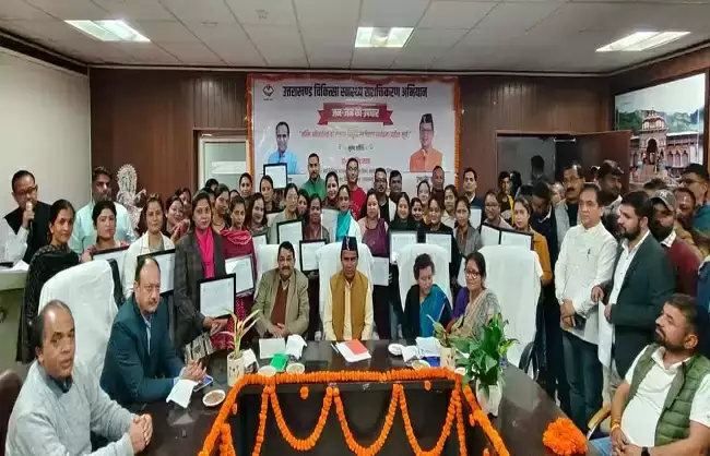  स्वास्थ्य मंत्री ने 40 नर्सिंग अधिकारियों को सौंपे नियुक्ति पत्र