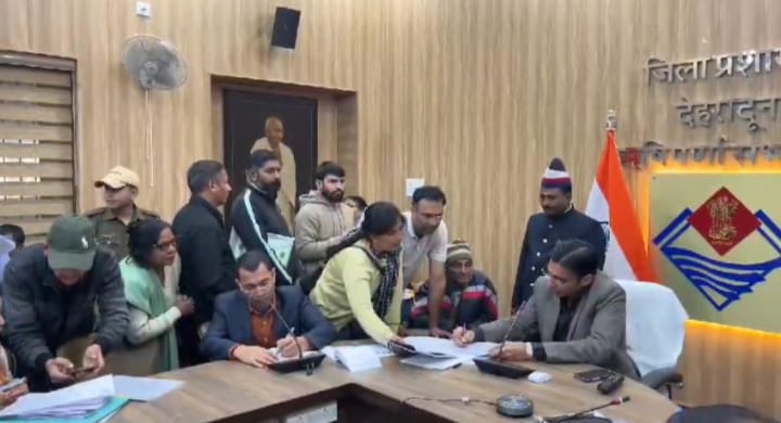  जिलाधिकारी सविन बंसल की अध्यक्षता में ऋषिपर्णा सभागार में जनता दर्शन/जनसुनवाई कार्यक्रम का आयोजन किया