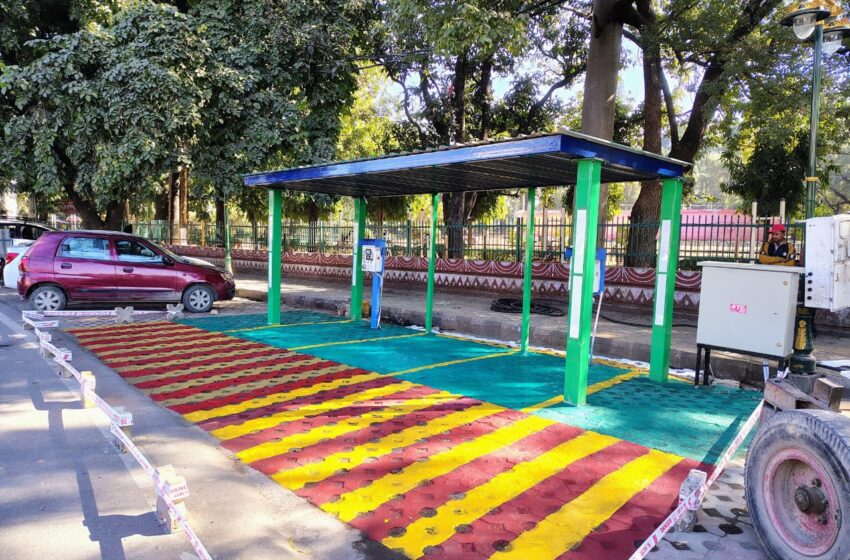  डीएम के प्रयास से जीरो खर्चे पर शहर में 10 ईवी चार्जिंग स्टेशन लगाए जा रहे हैं