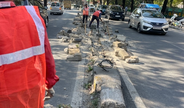 डीएम के दिशा निर्देशन पर जनपद में सड़क सुरक्षा, सुधारीकरण कार्य युद्ध स्तर संचालित हैं