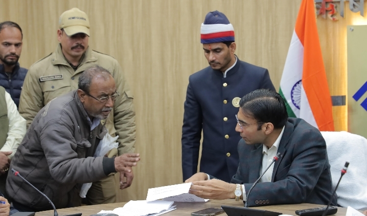  जिलाधिकारी सविन बंसल की अध्यक्षता में ऋषिपर्णा सभागार में जनता दर्शन/जनसुनवाई कार्यक्रम का आयोजन किया