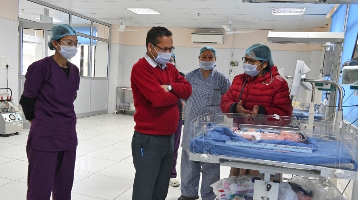  जिलाधिकारी के निर्देशों के अनुपालन में आज उपजिलाधिकारी सदर हरिगिरि ने जिला चिकित्सालय के एसएनसीयू का औचक निरीक्षण कर व्यवस्थाएं देखी