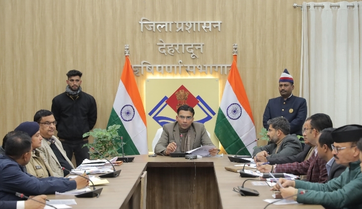  जिलाधिकारी सविन बंसल ने देर शाम ऋषिपर्णा सभागार में सम्बंधित विभागों के अधिकारियों के साथ बैठक करते हुए,जनपद होने वाले आयोजन की तैयारियों व्यवस्थाओं को लेकर दिशा निर्देश दिए