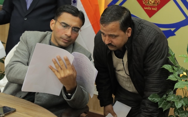  जिलाधिकारी सविन बंसल की अध्यक्षता में ऋषिपर्णा सभागार में जनता दर्शन/जनसुनवाई कार्यक्रम का आयोजन किया