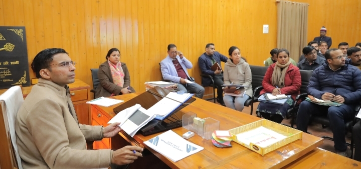  जिलाधिकारी/प्रशासक सविन बंसल ने नगर निगम कार्यालय कक्ष में शहर में सफाई व्यवस्थाओं की पिछले एक माह के कार्यों की समीक्षा की