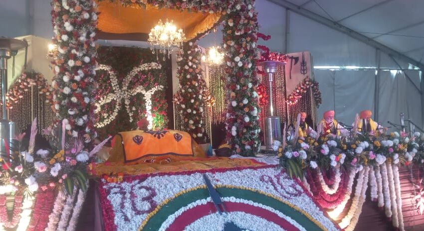  दशम गुरु श्री गुरु गोबिंद सिंह के 358 वे प्रकाश पर्व में संगत रेस कोर्स के खुले पंडाल में श्री गुरु ग्रन्थ सहिब जी के आगे नतमस्तक हो के विशेष कीर्तनी दरबार में गुरबाणी से हुई निहाल