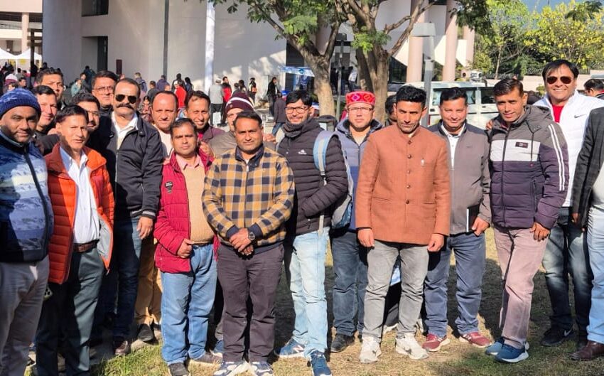  उत्तराखंड राज्य प्राथमिक शिक्षक संघ के जिला अध्यक्ष धर्मेंद्र सिंह रावत ने बताया कि डोईवाला, कालसी में शिक्षकों को वेतन का मैसेज आया, पर खातों में नहीं आई धनराशि