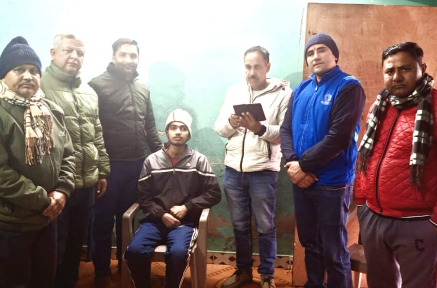  जिलाध्यक्ष धर्मेन्द्र सिंह रावत, वरिष्ठ शिक्षक नेता और शिक्षक वेतन ऋण सोसाइटी के निदेशक कुलदीप सिंह तोमर ने सड़क दुर्घटना में घायल कि आर्थिक मदद कि