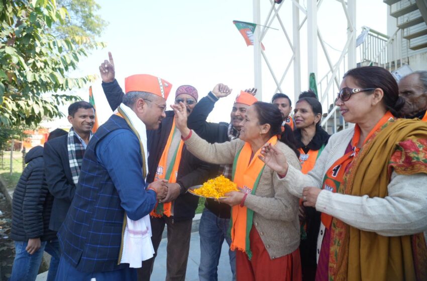  भारतीय जनता पार्टी के महापौर प्रत्याशी महानगर देहरादून सौरभ थपलियाल के द्वारा अपने जन्मदिन के अवसर परिवार के साथ सिद्ध पीठ मंदिर लक्ष्मण सिद्ध पर विधिवत पूजा कर दिन की शुरुआत की