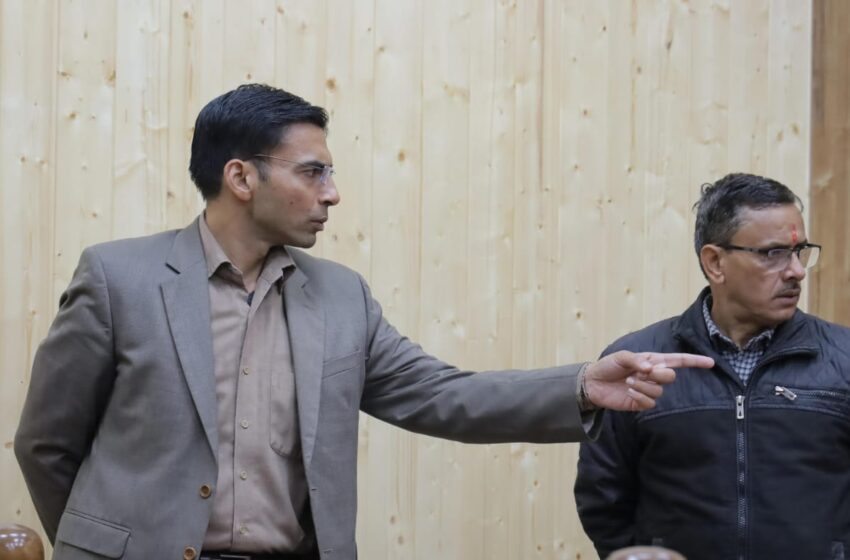  जनपद के सभी सरकारी स्कूल होगें, फर्नीचर / उपकरण युक्त : डीएम