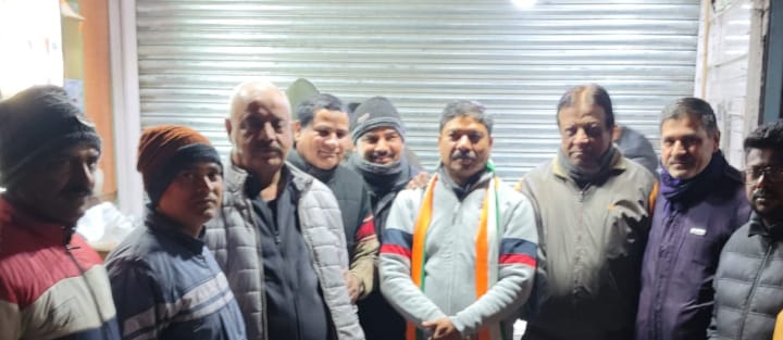  कांग्रेस से मेयर पद के प्रत्याशी वीरेंद पोखरियाल ने की समाचार पत्र विक्रेताओं से मुलाकात