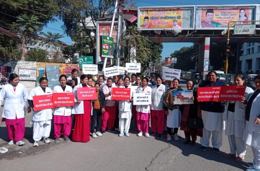  उत्तराखंड नर्सेज सर्विसेज एसोसिएशन के बैनर तले सड़क सुरक्षा जागरूकता रैली निकाली गई
