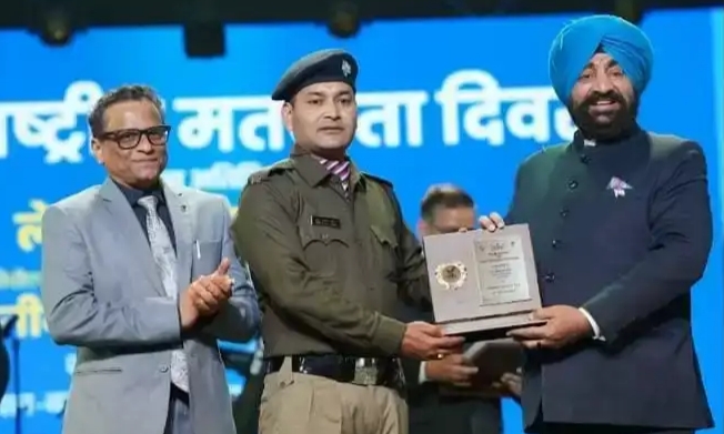  आरक्षी नितिन रावत को मिला बेस्ट इलेक्शन प्रैक्टिसेज अवार्ड 2024