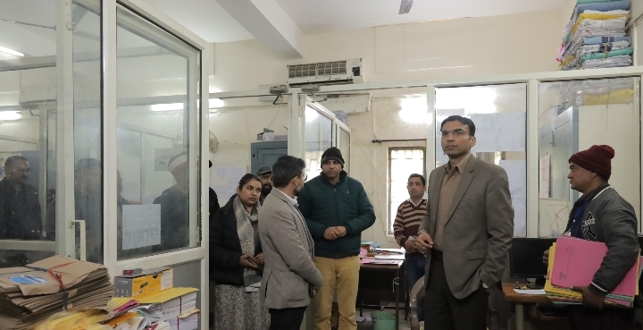  डीएम ने किया जिलाधिकारी पत्र प्रबंधन सिस्टम कक्ष एवं पंचास्थानि कार्यालय का निरीक्षण