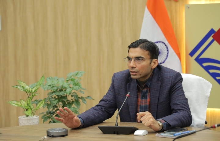  जिलाधिकारी सविन बंसल ने देर शाम ऋषिपर्णा सभागार में जनपद में संचालित अपंजीकृत मदरसों के सम्बन्ध बैठक कर अधिकारियों को आवश्यक दिशा-निर्देश दिए