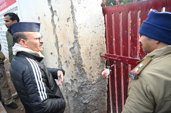  लीज समाप्त होने के बाद कैसे चल रहा गैस गोदाम, कहां थे विभाग के अधिकारी और नियम : डीएम