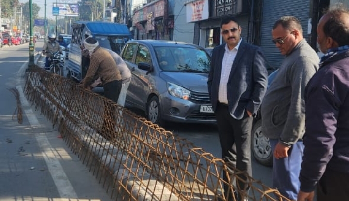  डीएम ने सड़क सुधारीकरण कार्य को युद्धस्तर पर करने हेतु रेखीय विभाग को दिए हैं कड़ी निर्देश