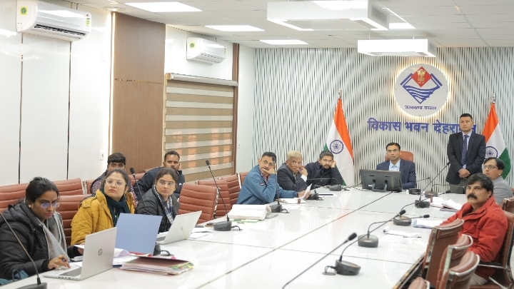  जिलाधिकारी/मुख्य कार्यकारी अधिकारी सविन बंसल ने विकास भवन सभागार में स्मार्ट सिटी के संचालित कार्यों की समीक्षा बैठक की