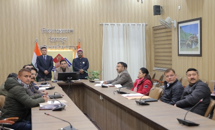  जिलाधिकारी सविन बसंल की अध्यक्षता में ऋषिपर्णा सभागार कलेक्टेªट में भारतीय विमानपत्तन प्राधिकरण देहरादून पर्यावरण समिति की बैठक आयोजित की